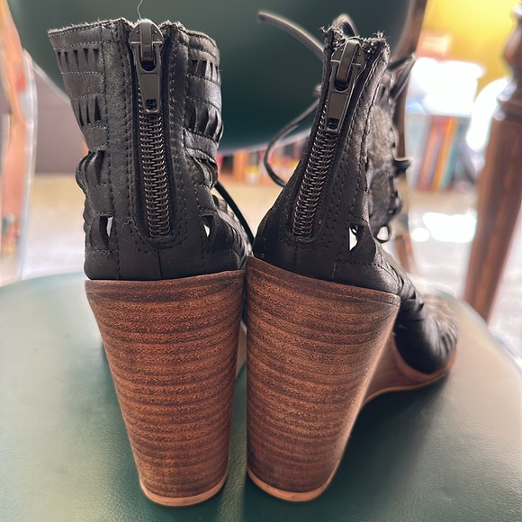 Jeffrey Campbell leather cut-out wedge sandal size 8.5, 4” Heel - Picture 3 of 5